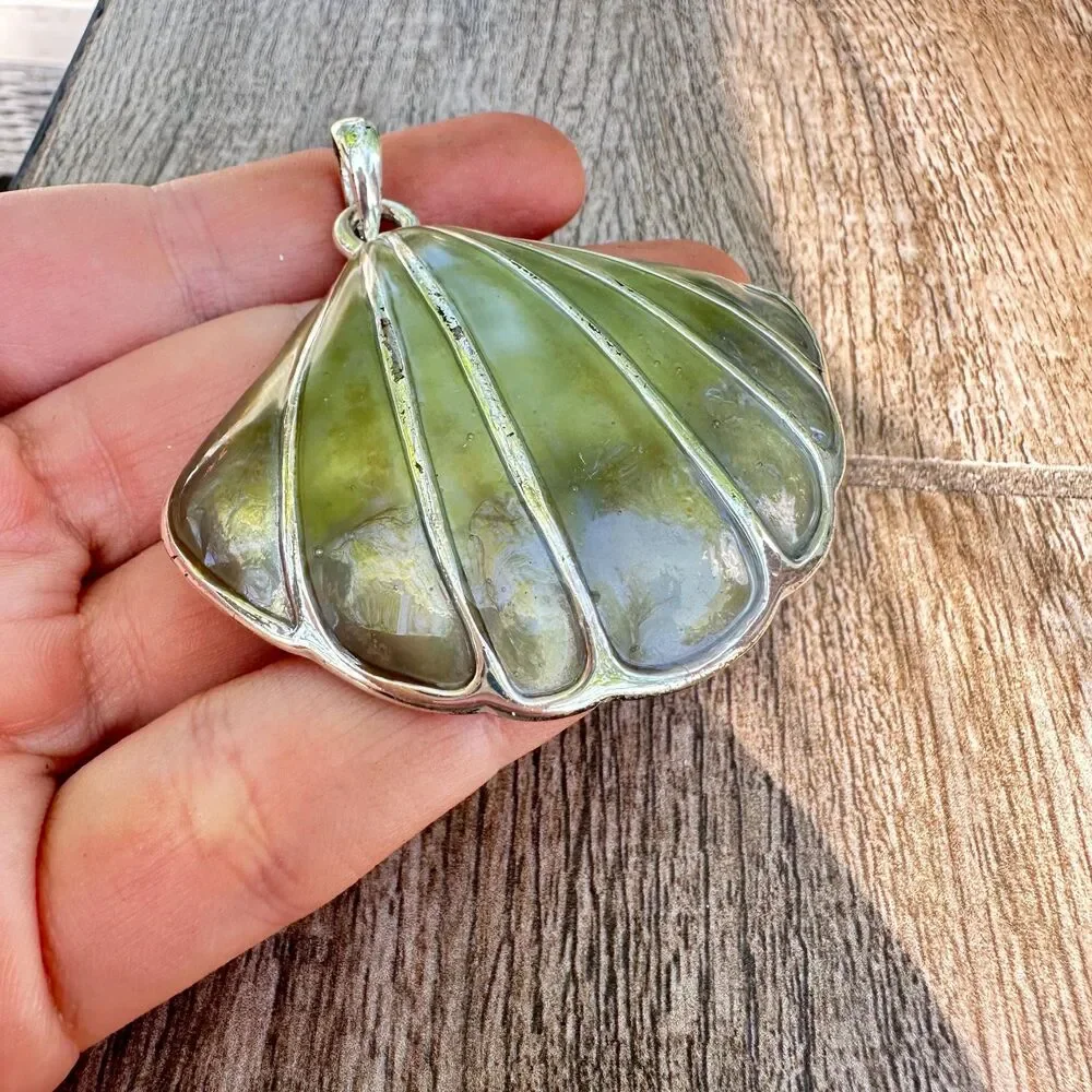 Vintage Seashell Brooch Pendant in Silver Tone and Enamel Shell Brooch